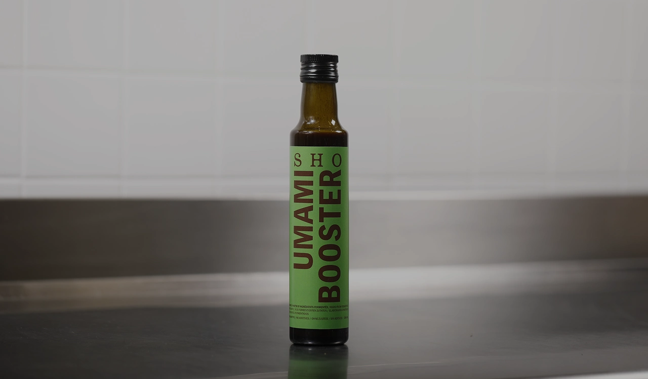 Bouteille SHO Umami Booster présentée comme assaisonnement avec fiche technique et informations sur les ingrédients