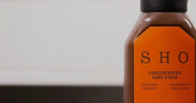 Bouteille de fond brun concentré SHO présentée comme base culinaire