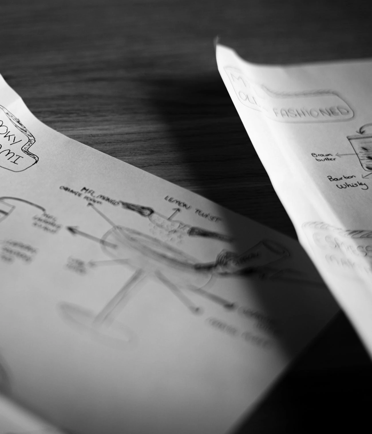 Gros plan en noir et blanc de notes manuscrites de développement de recette pour la transformation culinaire et l'intelligence gustative des marques