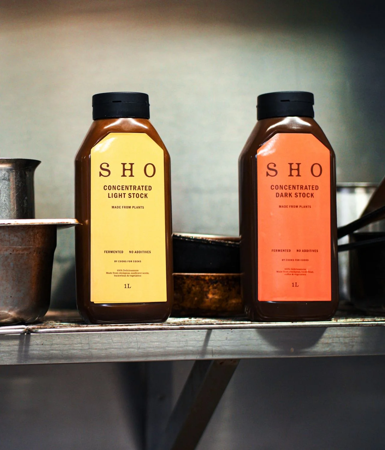 Bouteilles SHO fond clair et fond brun concentrés rangées sur une étagère de cuisine, conseils de conservation