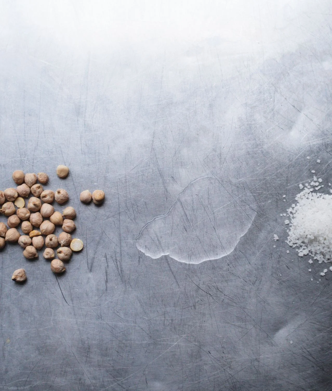 Pois chiches crus sur une surface grise illustrant une solution alimentaire réelle pour les industriels