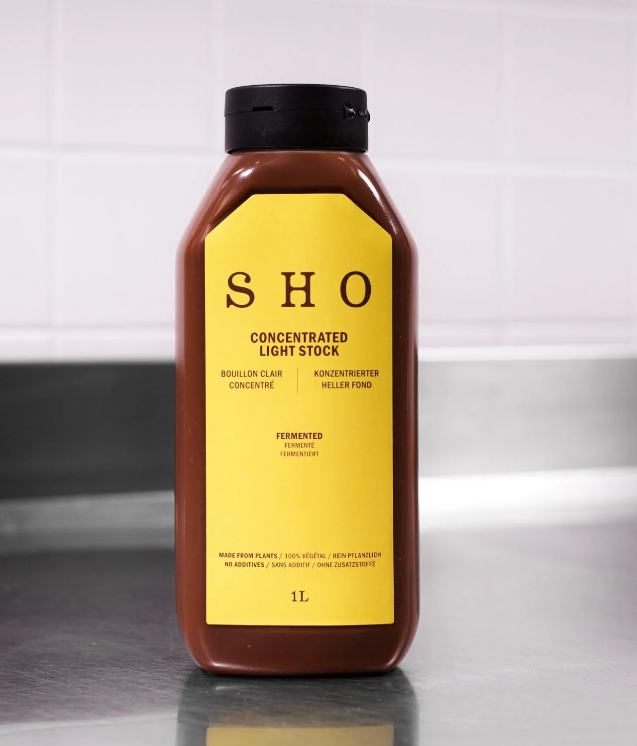 Bouteille de fond clair concentré SHO présentée comme base culinaire en cuisine