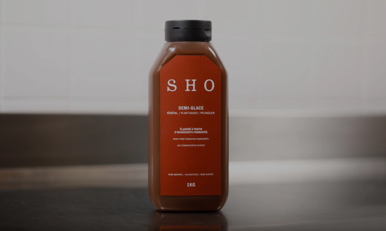 Bouteille de demi-glace SHO présentée comme base de sauce avec fiche technique et informations sur les ingrédients